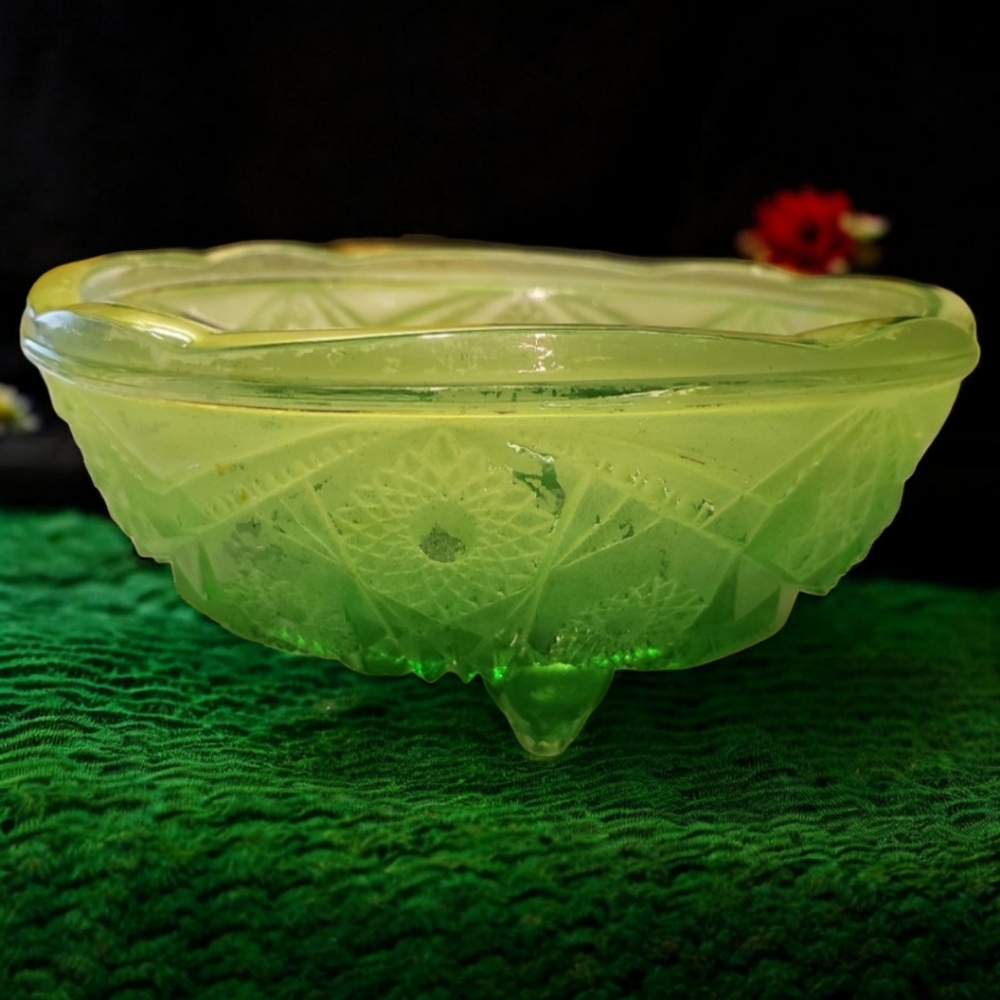 Vtg Jeannette Glass 3 Footed Bowl Green Ombre Flash Depression Vegetable Serving